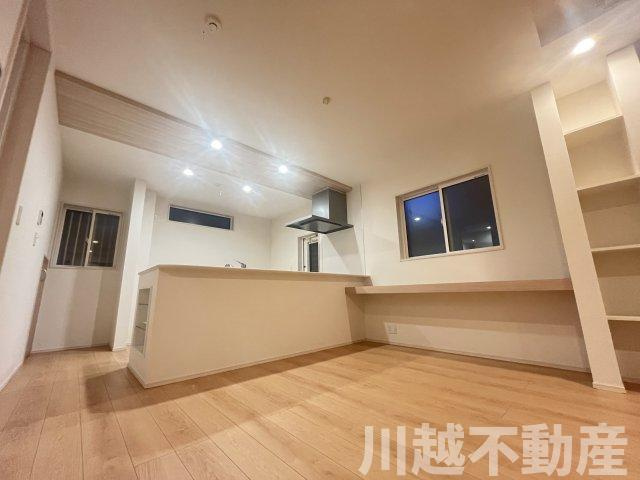 ２駅利用可、並列２台駐車可の築２年の住まいのキッチン|家族の会話もはずむ対面キッチンを採用