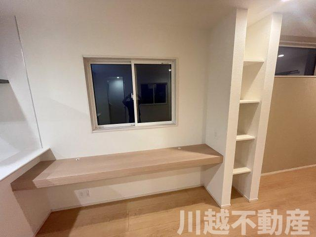 ２駅利用可、並列２台駐車可の築２年の住まいのダイニング|ダイニングスペースに用意されたカウンターは使い方自由