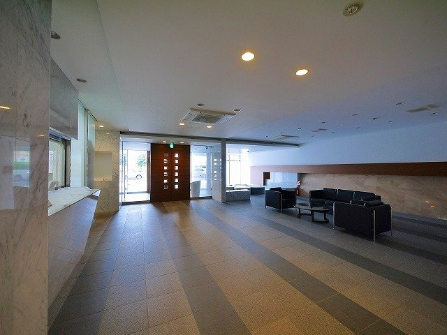 ローレルスクエア学研奈良登美ヶ丘Ⅰのエントランス|オートロック式の広いエントランスです