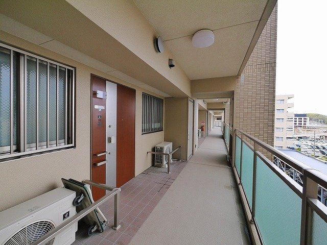 ローレルスクエア学研奈良登美ヶ丘Ⅰのその他共用部分|共用廊下部分もゆとりがあります