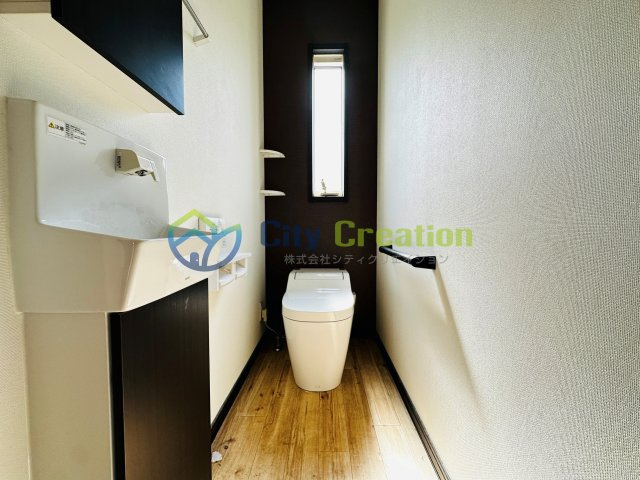 秦野市ひばりが丘　敷地広々リフォーム戸建てのトイレ