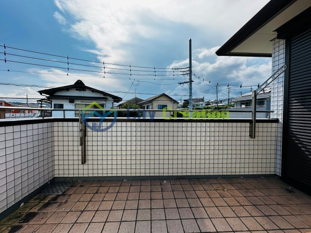 秦野市ひばりが丘　敷地広々リフォーム戸建てのバルコニー