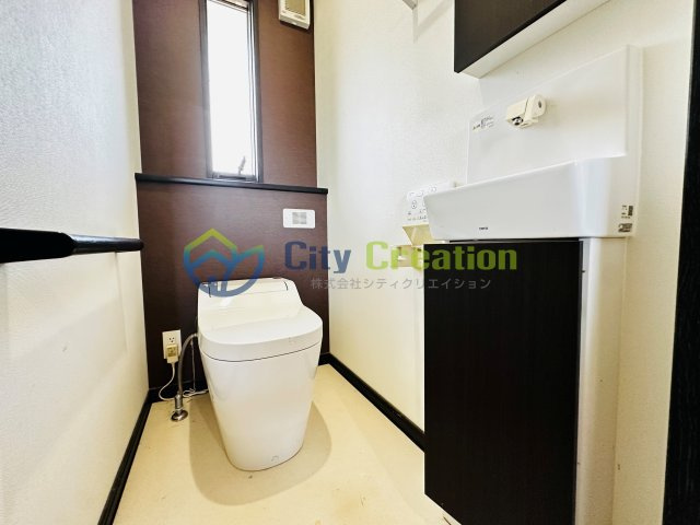 秦野市ひばりが丘　敷地広々リフォーム戸建てのトイレ