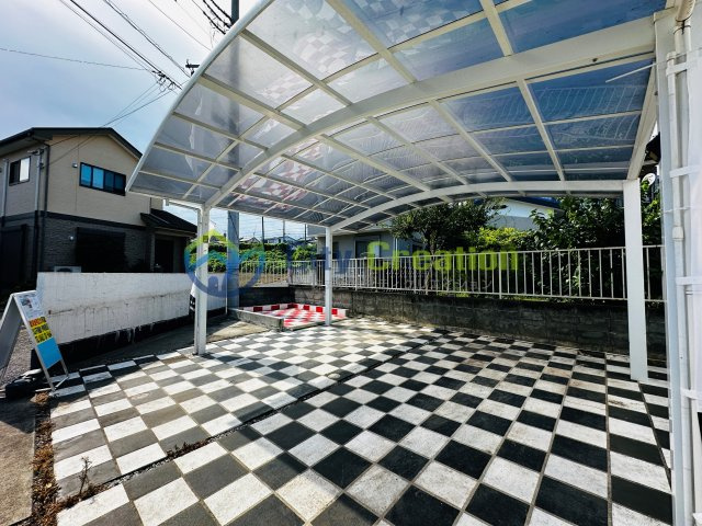 秦野市ひばりが丘　敷地広々リフォーム戸建ての駐車場