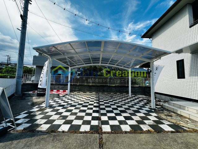 秦野市ひばりが丘　敷地広々リフォーム戸建ての駐車場