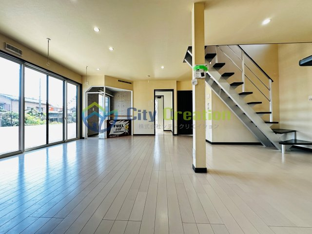 秦野市ひばりが丘　敷地広々リフォーム戸建ての居間・リビング