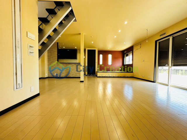 秦野市ひばりが丘　敷地広々リフォーム戸建ての居間・リビング