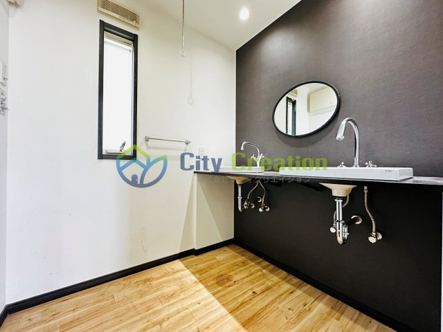 秦野市ひばりが丘　敷地広々リフォーム戸建ての独立洗面台