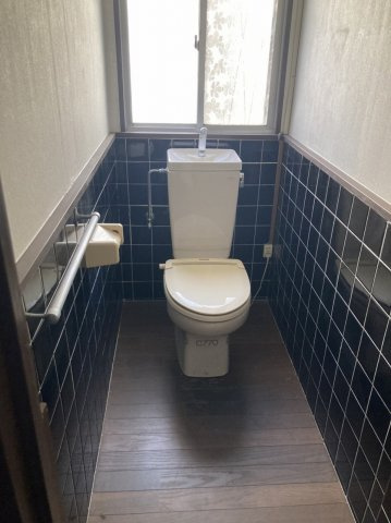 神戸市北区山田町下谷上字猪ころびの一戸建てのトイレ|落ち着いた色調のトイレです