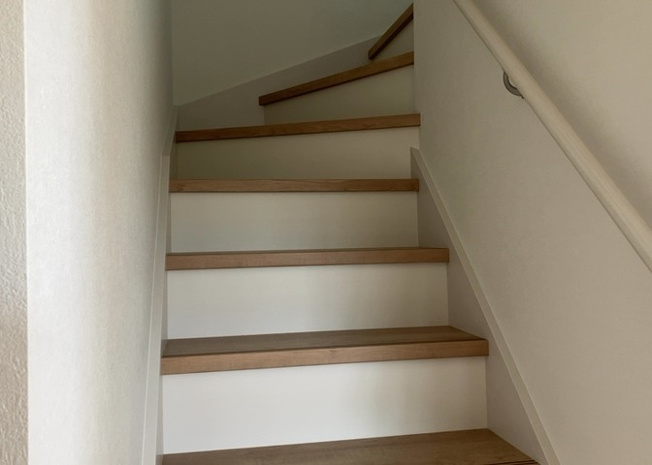 【内装】 | 建物の上下階の通路である階段は、その位置によって動線や室内の印象が大きく左右されます。手摺にも重要な役割があり、転倒の防止・歩行や動作を円滑にして日常生活を支えることを主な目的として設置されています。