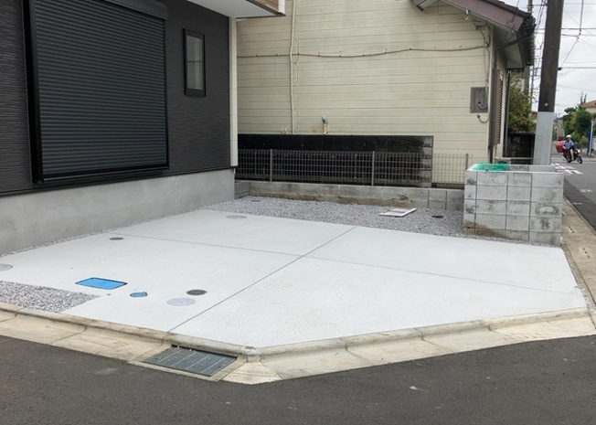 【駐車場】 | 駐車場と明記されていても、最小スペースでつくられた駐車場だと大型車は駐車できなかったり、出入りしにくくなったりする可能性があります。お車のサイズと購入したい物件の駐車場のサイズを現地で確認しましょう。