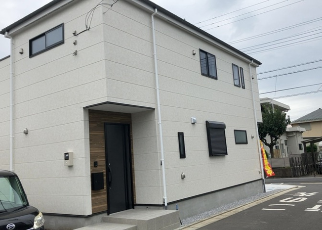 【前面道路含む現地写真】 | 住宅用の土地では前面道路に2m以上接していなければならないと法律で定められています。しかし、お持ちの車のサイズやライフスタイルなどにより、2mでは利便が悪い場合もございますので、事前に確認しましょう。