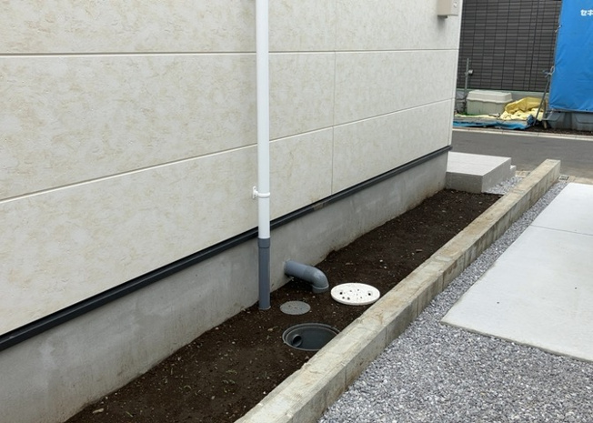 【庭】 | 庭があることでガーデニングや家庭菜園はもちろん、こどもの遊び場やペットを放して遊ぶことができます。また、家の周囲に余裕があるということです。隣地との間があれば、十分な日当たりと、風通しが確保できます。