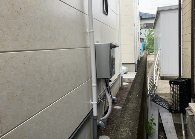 【発電・温水設備】 | 省エネ給湯器とは従来型の給湯器より熱効率が高く、少ない燃料でたくさんのお湯を沸かすことが出来る高効率な給湯器のことを指します。また、省エネ給湯器には種類があり、利便性や効果なども様々です。