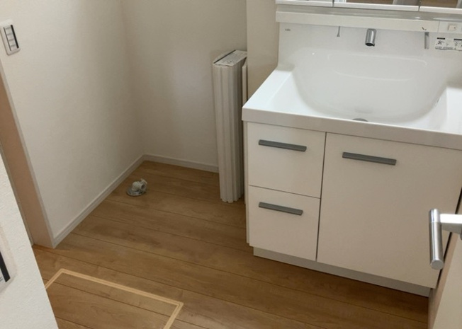 【脱衣所】 | 多くの戸建て住宅で見かける洗面脱衣所は、洗面台と洗濯機が2畳ほどのスペースに並べられていて、洗面所が脱衣所を兼ね備えている間取りが一般的です。お客様が利用することもある、パブリックな空間でもあります。