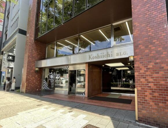 越一ビルのエントランス