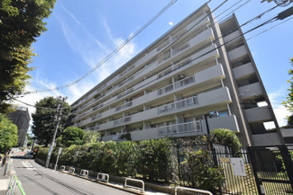 【外観】 | 手入れの行き届いた外壁やエントランスなど、「見ればわかる」レベルで清潔感を保ったマンションです。築年数を感じさせない姿で皆様をお出迎えします。～即日のご見学可能～　お問合せはお気軽にどうぞ。