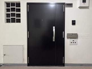 【その他共用部分】 | ダブルロック式の玄関ドアが皆様をお出迎え。お部屋のセキュリティの観点からも、うれしい設備ですね。玄関の色もシックで良い感じです。～即日のご見学可能～　お問合せはお気軽にどうぞ。