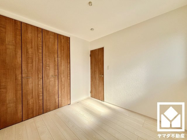 八幡市橋本平野山　4号棟の洋室|【洋室】
便利な収納が揃った洋室で、快適で整頓された日常を。