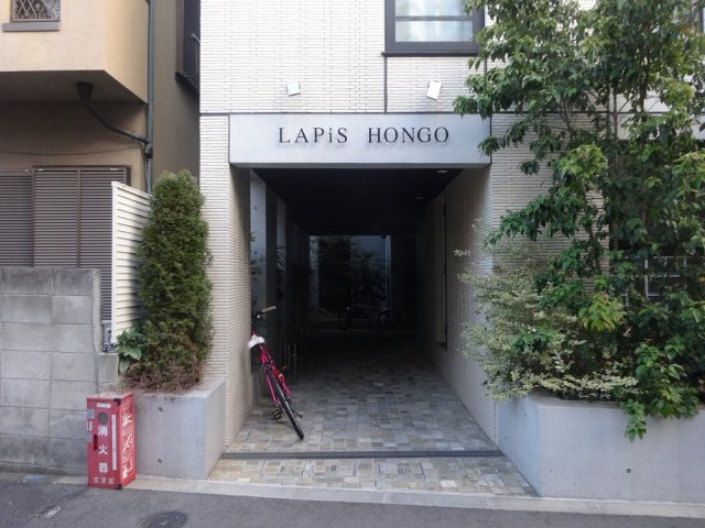 LAPiS本郷のエントランス