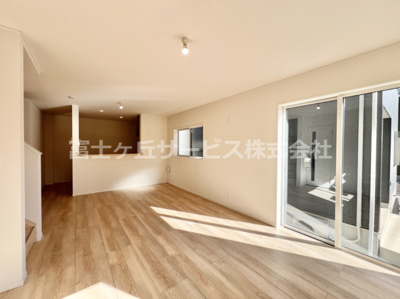 【居間・リビング】 | 御殿場市川島田 6期 新築一戸建て 1号棟 | 17.7帖のリビングダイニングです