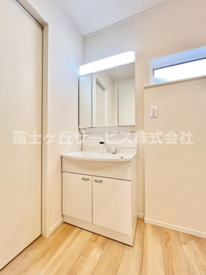 【独立洗面台】 | 御殿場市川島田 6期 新築一戸建て 1号棟 | 独立洗面台、小物を置くことができて便利です