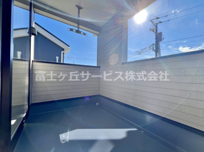【バルコニー】 | 御殿場市川島田 6期 新築一戸建て 1号棟 | 外からの目が気にならないバルコニーで洗濯物が干せます