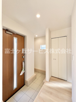 【玄関】 | 御殿場市川島田 6期 新築一戸建て 1号棟 | きれいな玄関です