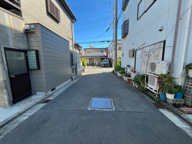 岸和田市磯上町6丁目　中古戸建の前面道路含む現地写真