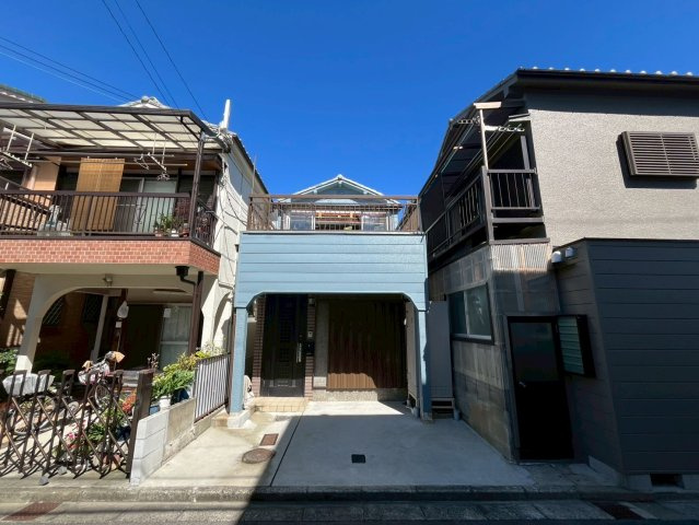 岸和田市磯上町6丁目　中古戸建の前面道路含む現地写真