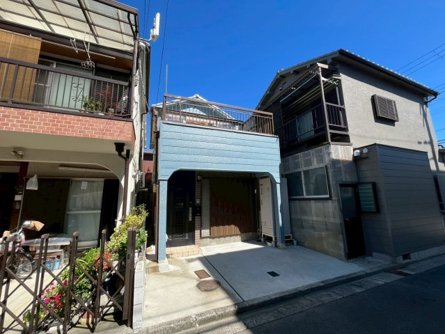 岸和田市磯上町6丁目　中古戸建の前面道路含む現地写真