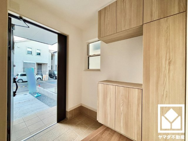 八幡市橋本平野山　2号棟の玄関