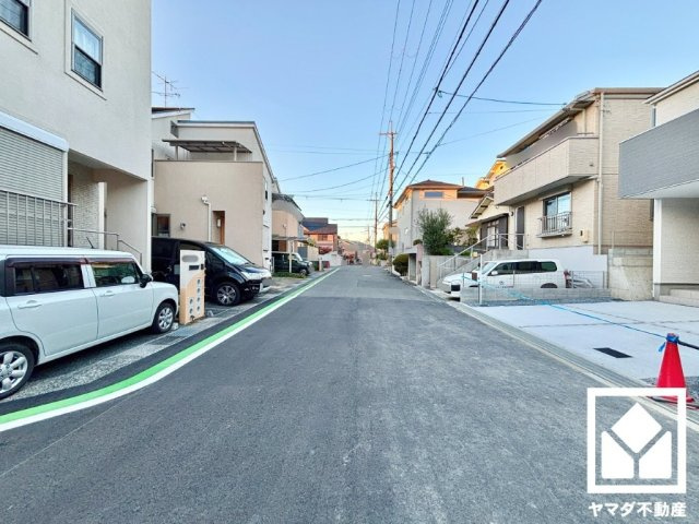 八幡市橋本平野山　2号棟の前面道路含む現地写真