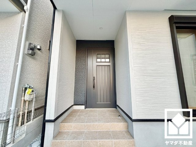 八幡市橋本平野山　2号棟の玄関