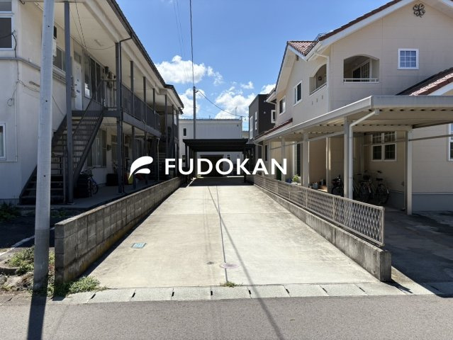 天童市糠塚【中古住宅】の外観|駐車場です。６台は駐車可能。