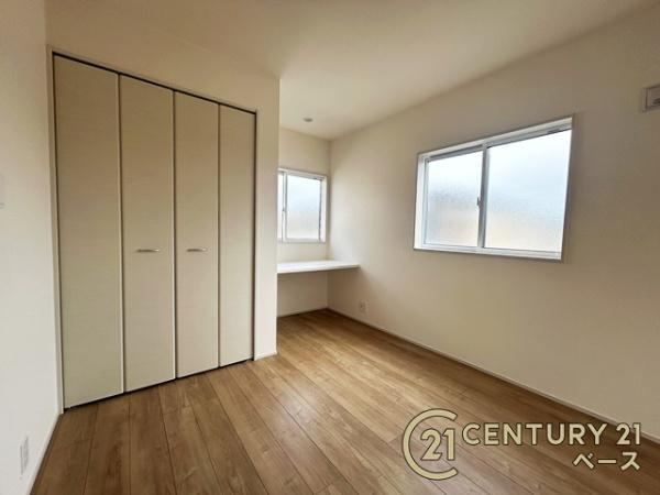 奈良市杏町 ３号棟 ／新築一戸建の洋室|■現地撮影写真■５．２帖の洋室にはカウンターを完備！多用途でご利用いただけます！