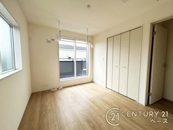 奈良市杏町 ３号棟 ／新築一戸建の洋室|■現地撮影写真■バルコニーに面した開放感のあるお部屋です！