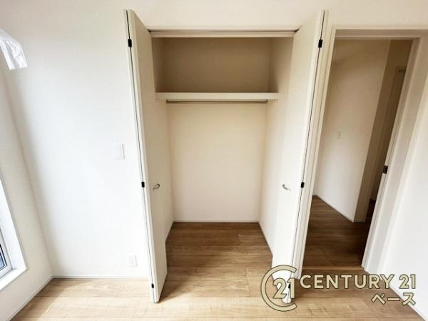 奈良市杏町 ３号棟 ／新築一戸建の収納|■現地撮影写真■冬物のコートや季節のものなどたくさんしまえる広さ！
