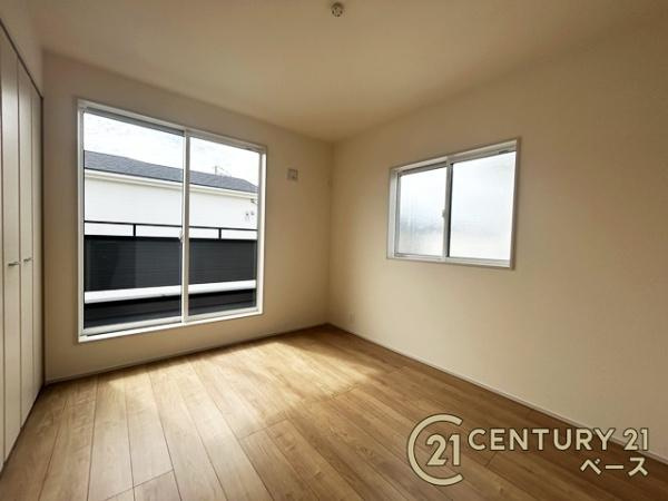 奈良市杏町 ３号棟 ／新築一戸建の洋室|■現地撮影写真■２面採光で明るいお部屋です！