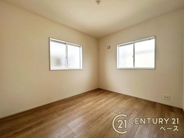 奈良市杏町 ３号棟 ／新築一戸建の洋室|■現地撮影写真■日当たりのよい明るい雰囲気の洋室です！
