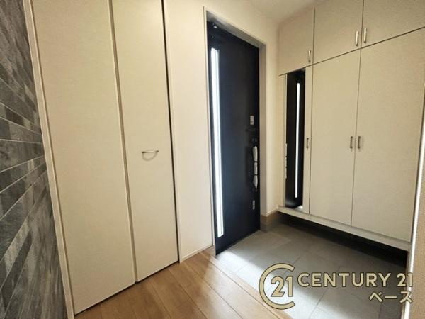 奈良市杏町 ３号棟 ／新築一戸建の玄関|■現地撮影写真■玄関には大容量シューズボックス完備！