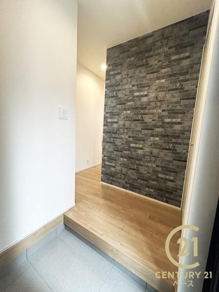 奈良市杏町 ３号棟 ／新築一戸建の玄関|■現地撮影写真■すっきりとした明るい玄関が家族やお客様を迎えてくれます！