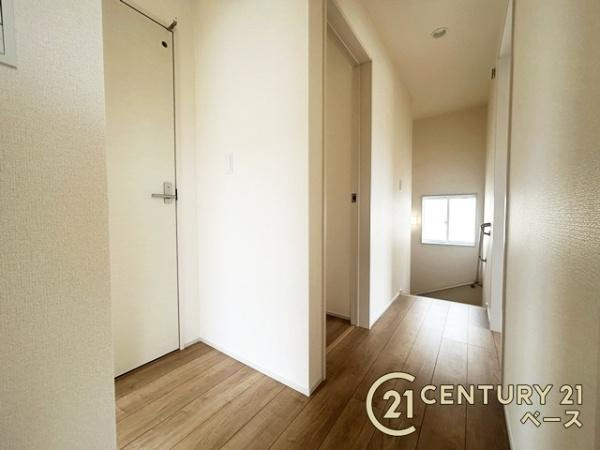 奈良市杏町 ３号棟 ／新築一戸建の内装|■現地撮影写真■こちらは２階廊下部分です！