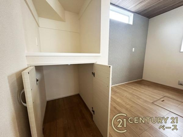 奈良市杏町 ３号棟 ／新築一戸建の収納|■現地撮影写真■キッチン横の収納スペースとなっております！