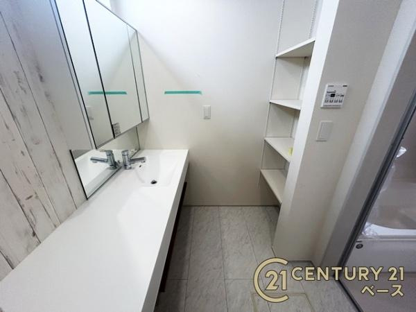 奈良市杏町 ３号棟 ／新築一戸建の収納|■現地撮影写真■洗面台の横に収納スペースを完備！