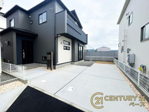 奈良市杏町 ３号棟 ／新築一戸建の駐車場|■現地撮影写真■駐車スペース２台分完備！