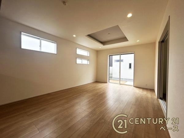 奈良市杏町 ３号棟 ／新築一戸建の居間・リビング|■現地撮影写真■ご家族でくつろいでいただける１７帖の広々としたリビング！