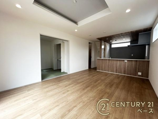 奈良市杏町 ３号棟 ／新築一戸建の居間・リビング|■現地撮影写真■開放的で明るい空間のリビングです！