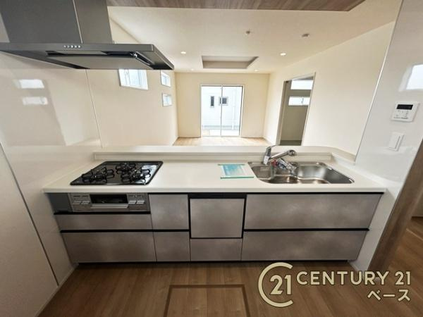 奈良市杏町 ３号棟 ／新築一戸建のキッチン|■現地撮影写真■収納力と使いやすさを追求したシステムキッチンです！食洗機付きで毎日の洗い物も楽々！