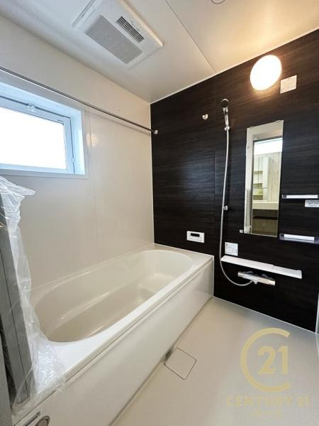 奈良市杏町 ３号棟 ／新築一戸建の浴室|■現地撮影写真■浴室暖房乾燥機が付いており、雨の日でも洗濯物が乾かせます！